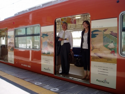 源氏物語ラッピング電車が大阪で運行